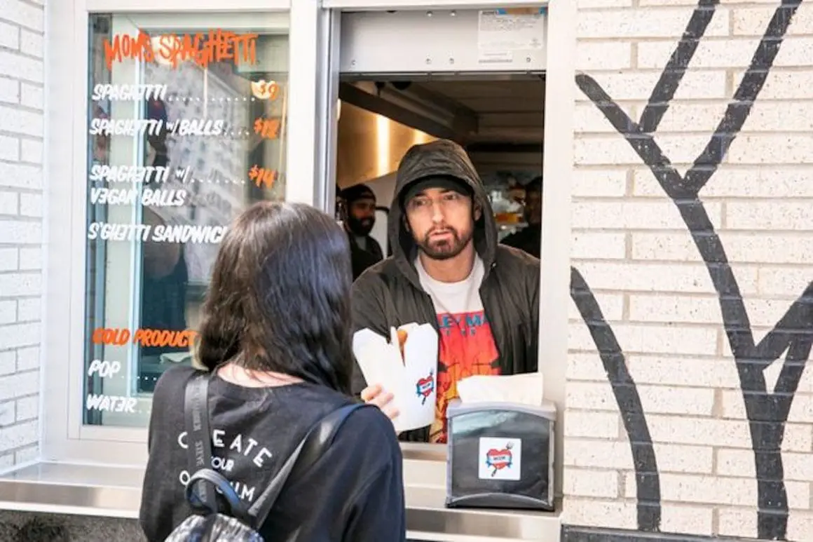 Eminem ouvre un restaurant et sert lui-même au drive #2