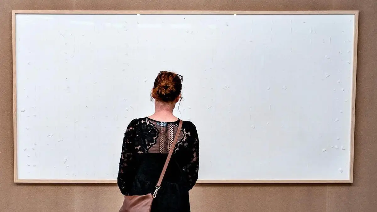 Payé 70.000 euros, un artiste livre une toile blanche baptisée « Prends l’argent et tire-toi »