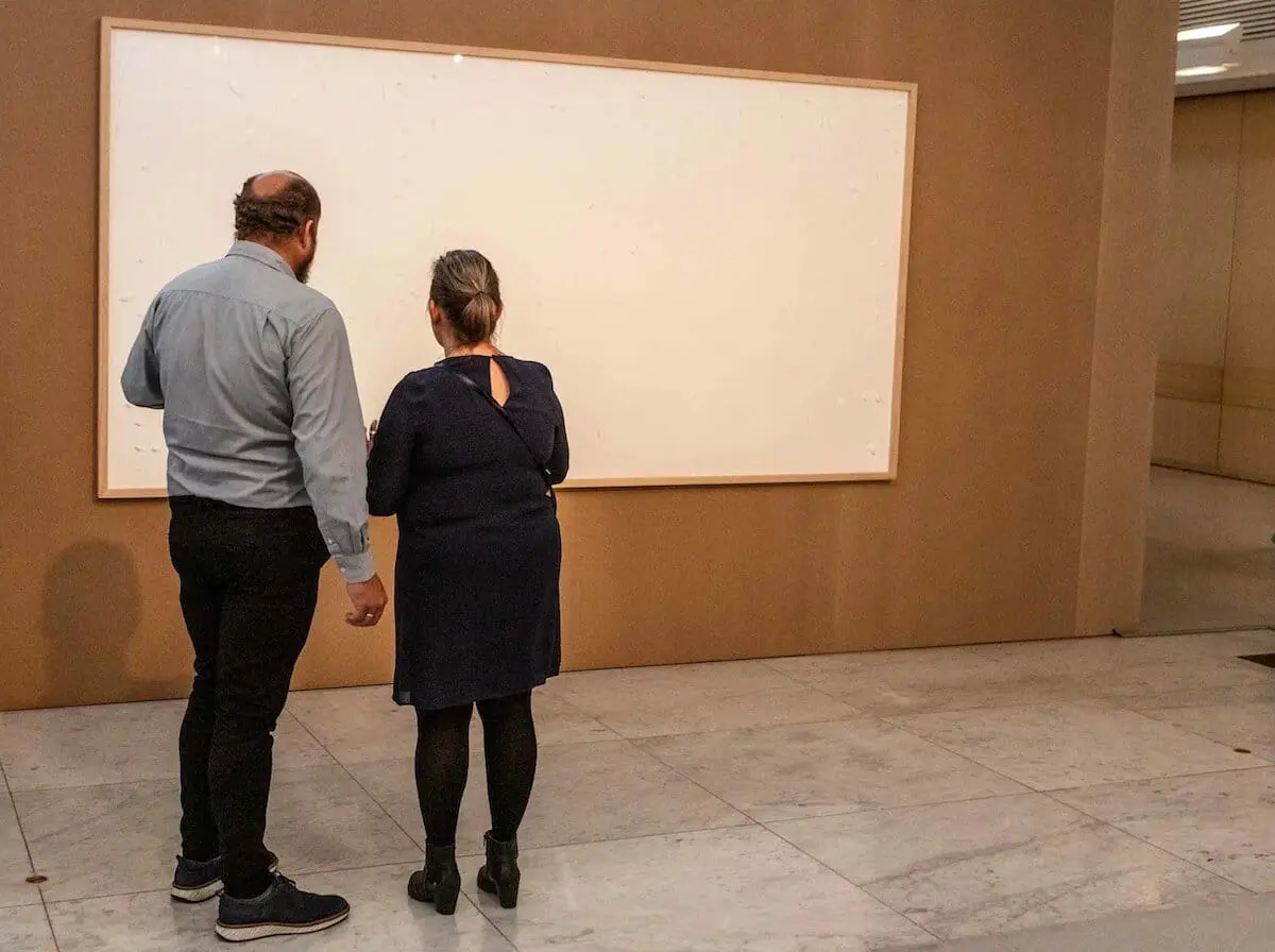 Payé 70.000 euros, un artiste livre une toile blanche baptisée « Prends l’argent et tire-toi » #2