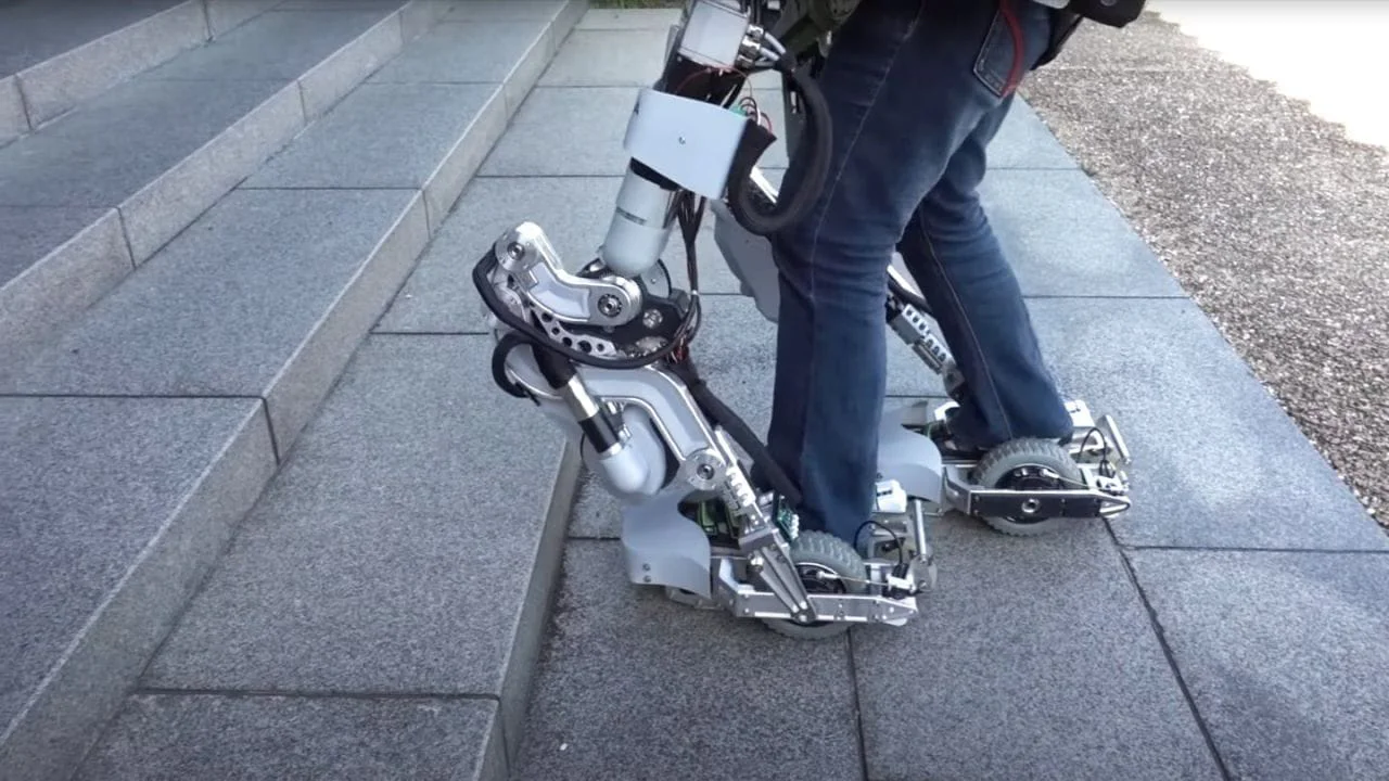 Cette trottinette high-tech se transforme en exosquelette
