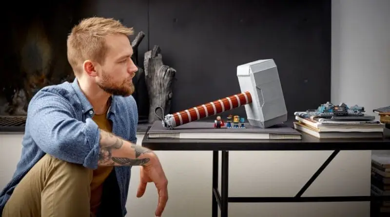 LEGO met le marteau de Thor à l’honneur avec une réplique grandeur nature