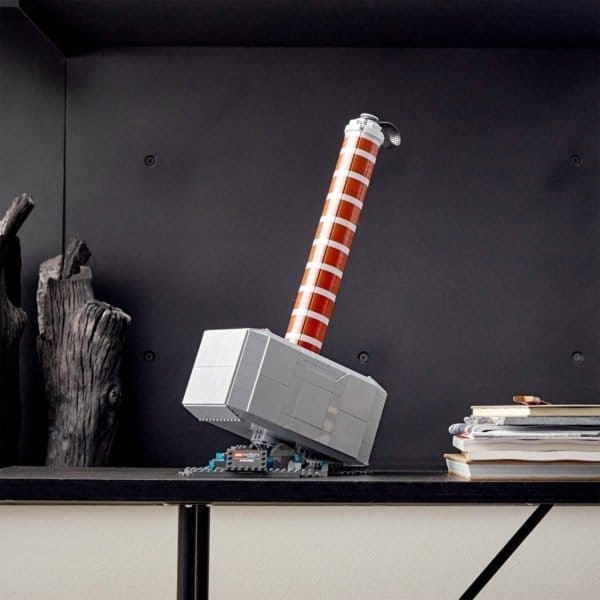 LEGO met le marteau de Thor à l’honneur avec une réplique grandeur nature #3