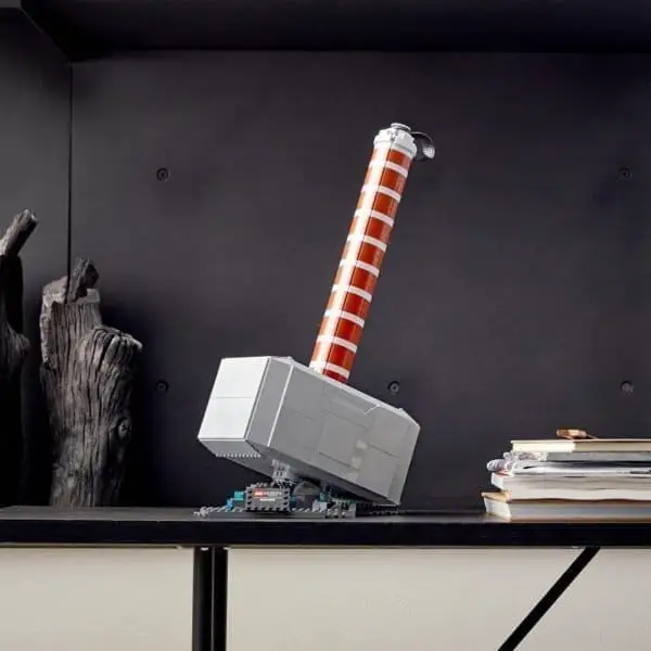 LEGO met le marteau de Thor à l’honneur avec une réplique grandeur nature #3