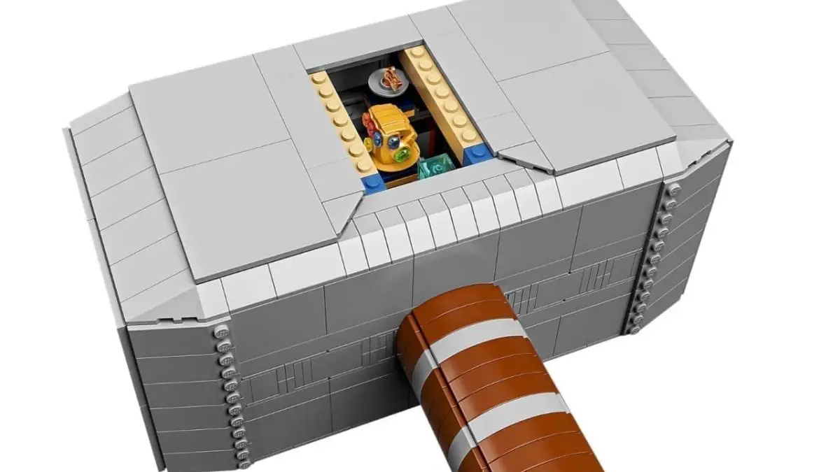 LEGO met le marteau de Thor à l’honneur avec une réplique grandeur nature
