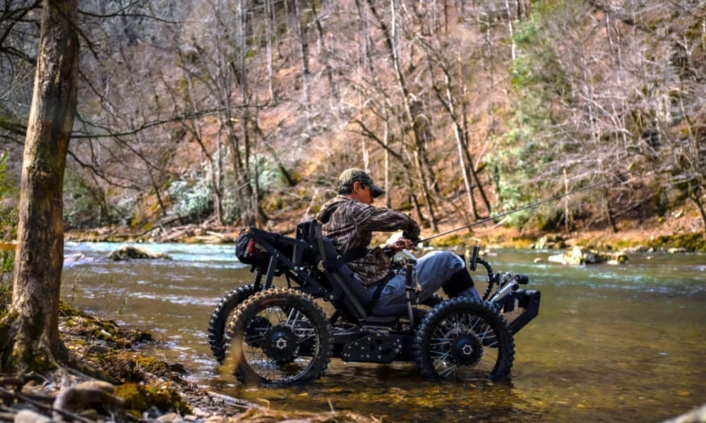 Ce fauteuil roulant tout terrain permet de faire de la randonnée #2