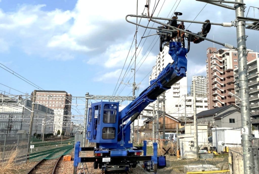 Au Japon, un « Wall-E » géant télécommandé entretient les voies ferroviaires