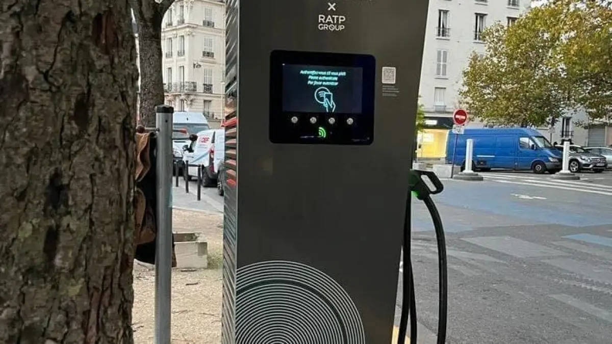 Des bornes ultra-rapides rechargant les voitures électriques en 10 minutes arrivent à Paris