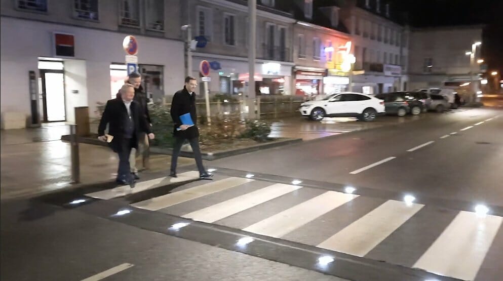 Ce passage s’illumine dès qu’un piéton traverse, de jour comme de nuit