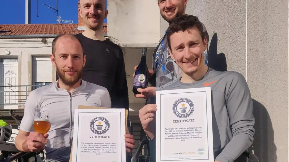Quatre cyclistes français battent le record du monde du plus grand dessin réalisé avec un GPS