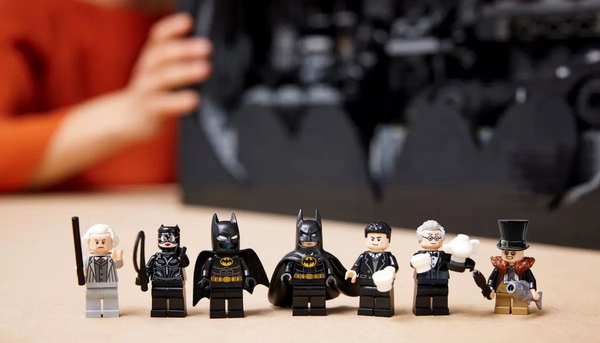 Ce set LEGO Batcave complètement dingue contient 7 figurines 1 Batmobile et un Batsignal géant #3