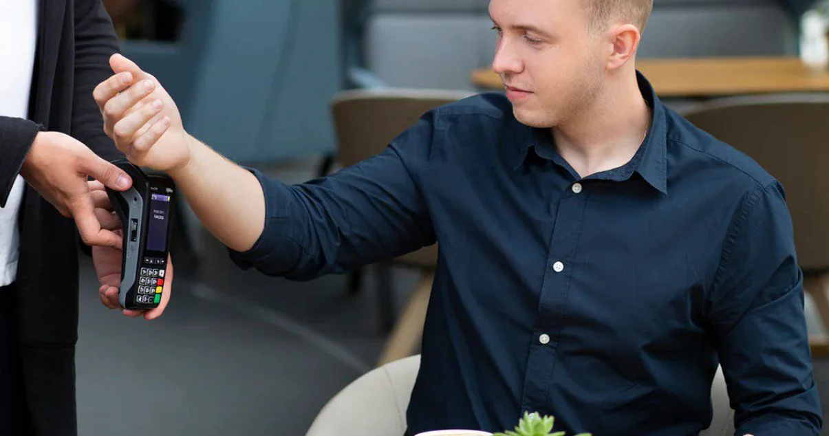 Cette puce vous permet de payer directement avec votre main