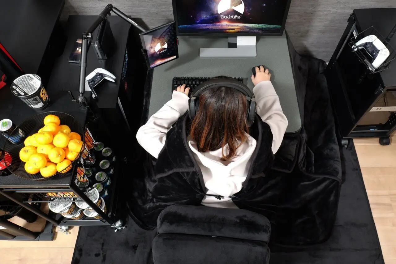 Une société propose une table basse japonaise avec un plaid et un chauffage conçue pour les gamers