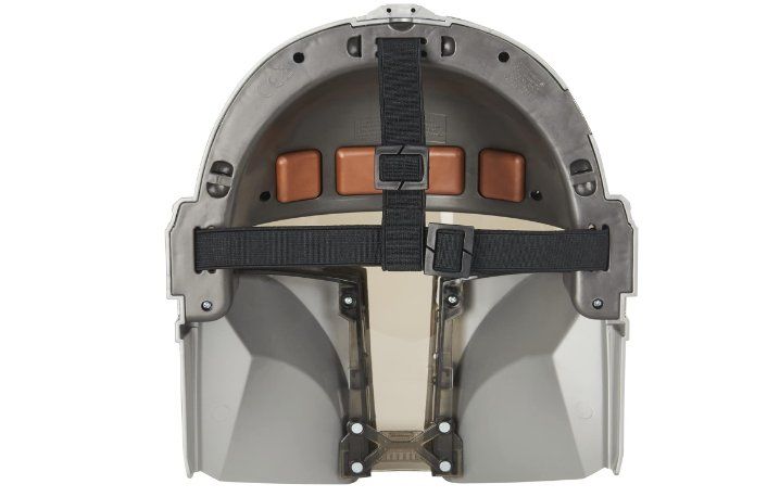 Ce masque électronique reproduit la voix du Mandalorian #3