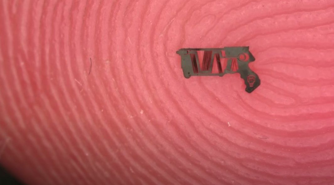 Le plus petit pistolet Nerf au monde est aussi fin qu’un cheveu #3