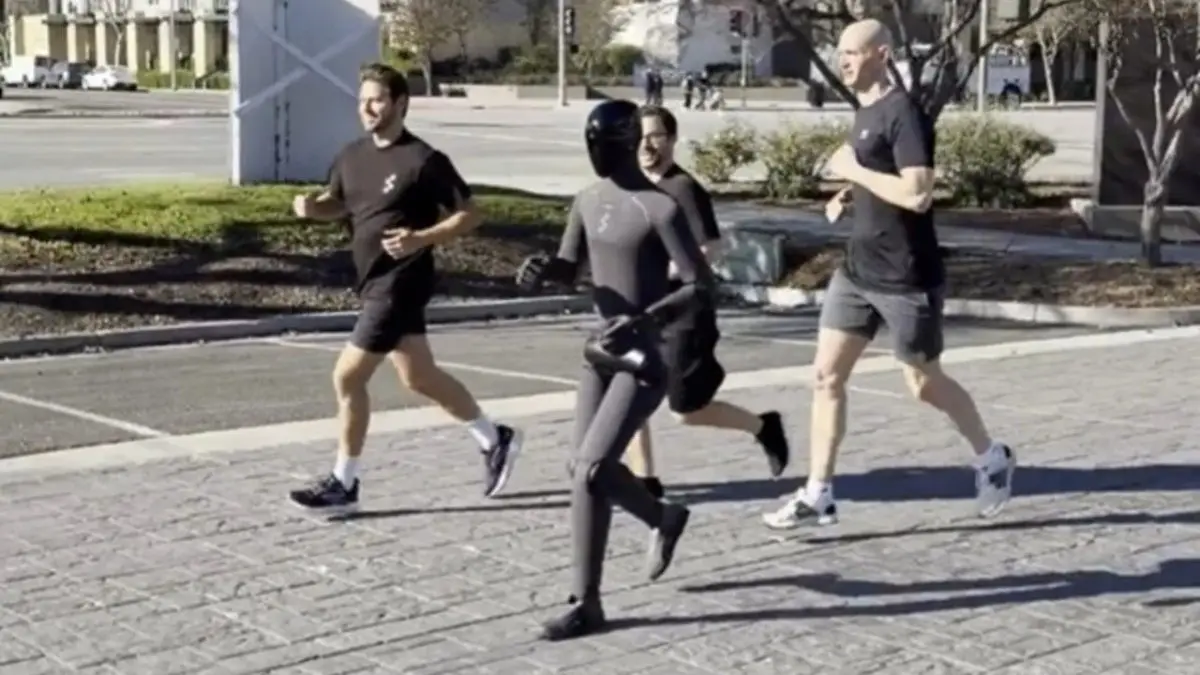 Ce robot Figure AI fait du footing avec ses créateurs et c’est flippant