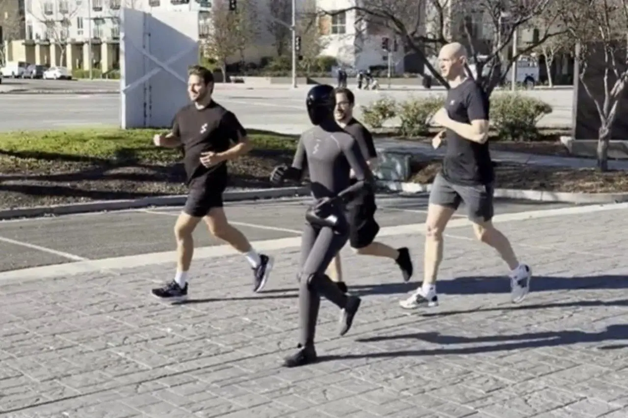 Ce robot Figure AI fait du footing avec ses créateurs et c’est flippant