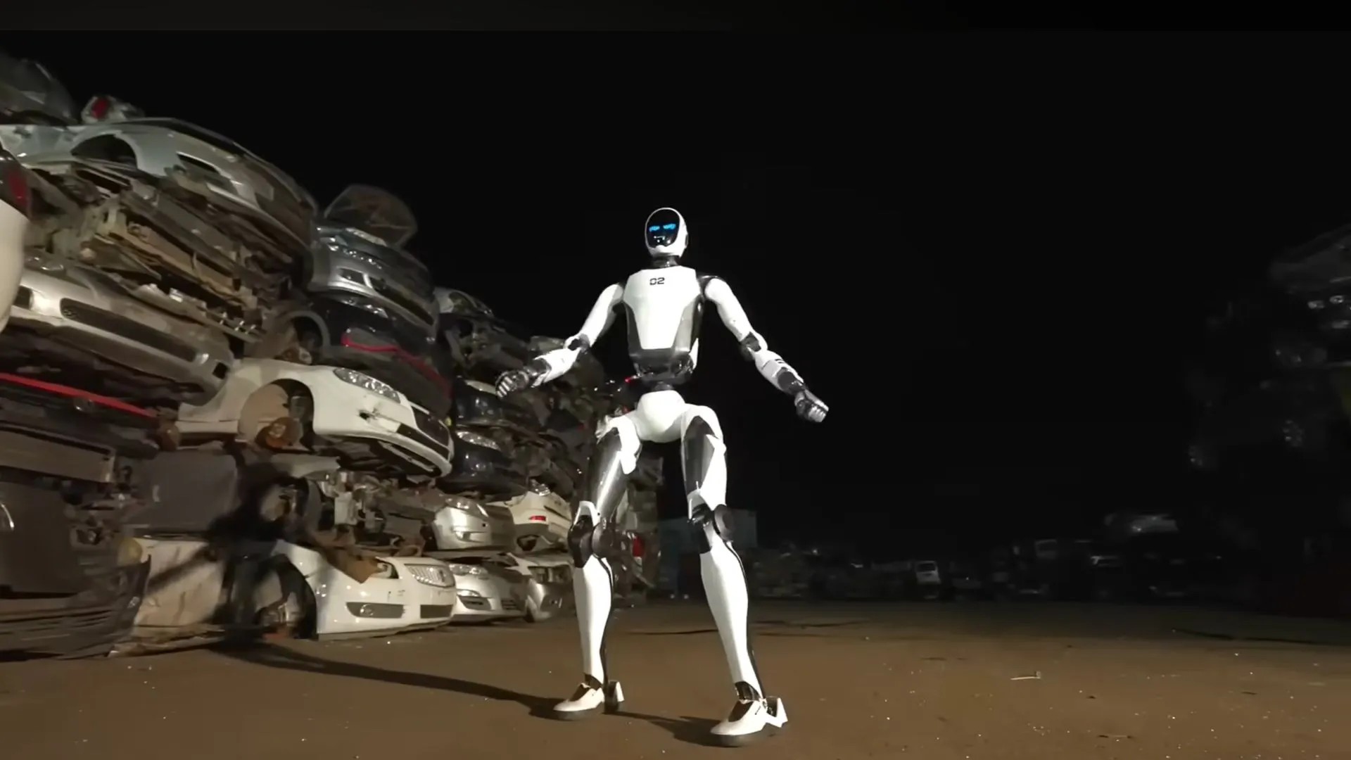 Unitree H2-X : ce robot garde du corps défonce des voitures à main nue et saute à 4 mètres