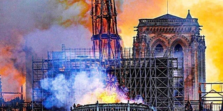 Notre-Dame brûle