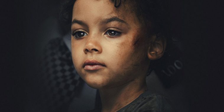 Sous ses yeux