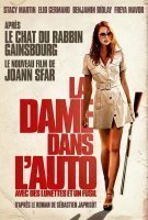 Affiche La Dame dans l'auto avec des lunettes et un fusil Affiche La Dame dans l'auto avec des lunettes et un fusil