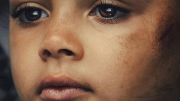 Sous ses yeux
