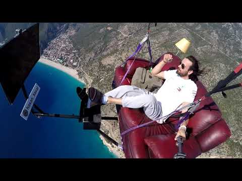 Il fait du parapente dans son canapé en regardant la télé #2