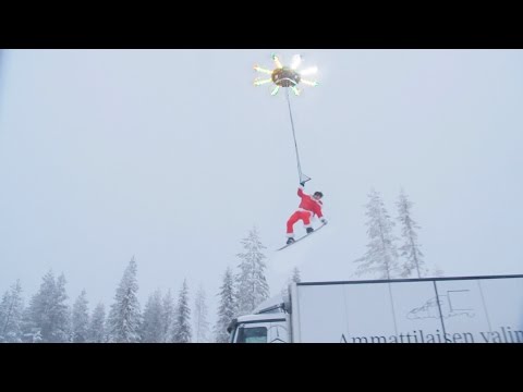 Drone Surfing : un père-noël dévale les pistes tiré par un drone géant #2