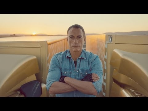 Jean-Claude Van Damme fait le grand écart entre 2 camions Volvo pendant qu’ils roulent