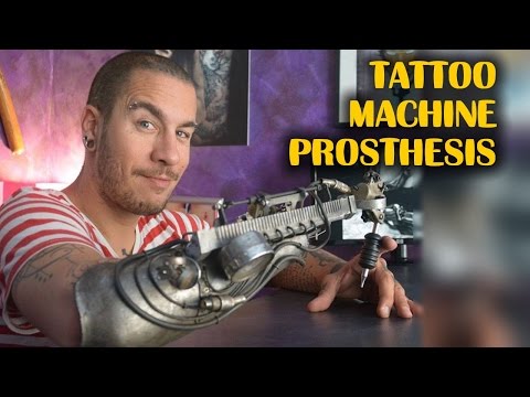 Il tatoue ses clients avec un bras bionique steampunk #3