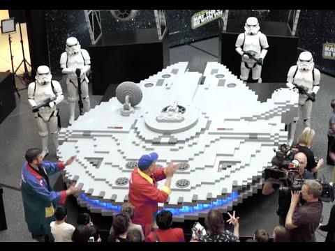 Un Faucon Millenium fait avec 250 000 briques LEGO