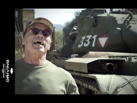 Arnold Schwarzenegger écrase une limousine avec un tank pour fêter ses 71 ans #2