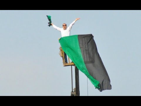 Banni du stade, un supporter loue une grue pour voir jouer son équipe #2